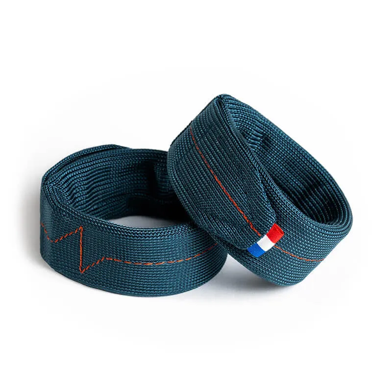 wrist weights in blau for arm - gently tone your body - everyday muscle activity - strengthen your arms at the office