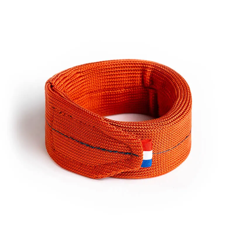 orange wrist weights - discreet and practical for doing sport at the office - gym for seniors - fitness equipment for workout