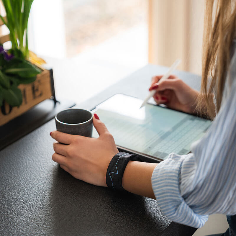 Woman wearing a black weight bracelet on her wrist black-weights-bracelets-guide