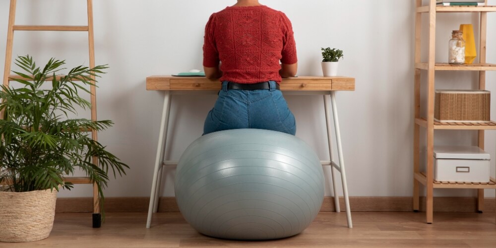 sit-on-gymnastic-ball-active-workplace